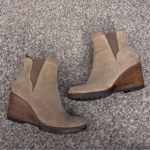 Sorel After Hours tan suede heeled bootie Size 8.5